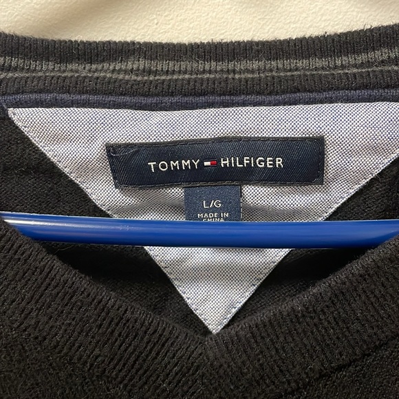 Tommy Hilfiger Men’s Black V Neck Sweater Size L - Picture 3 of 4